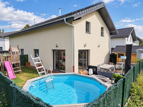 À VENDRE - CHILLY, SECTEUR MOUGNY - MAISON RÉCENTE 4 CHAMBRES AVEC PISCINE ET VUE DÉGAGÉE