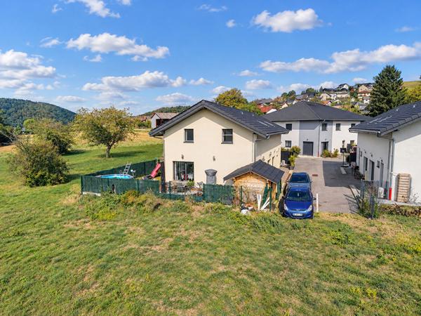 À VENDRE - CHILLY, SECTEUR MOUGNY - MAISON RÉCENTE 4 CHAMBRES AVEC PISCINE ET VUE DÉGAGÉE