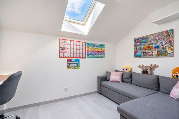 À VENDRE - CHILLY, SECTEUR MOUGNY - MAISON RÉCENTE 4 CHAMBRES AVEC PISCINE ET VUE DÉGAGÉE