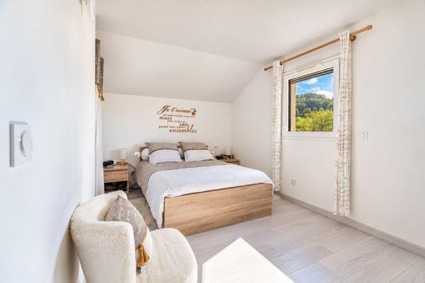 À VENDRE - CHILLY, SECTEUR MOUGNY - MAISON RÉCENTE 4 CHAMBRES AVEC PISCINE ET VUE DÉGAGÉE