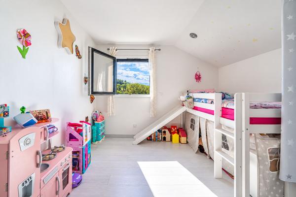 À VENDRE - CHILLY, SECTEUR MOUGNY - MAISON RÉCENTE 4 CHAMBRES AVEC PISCINE ET VUE DÉGAGÉE