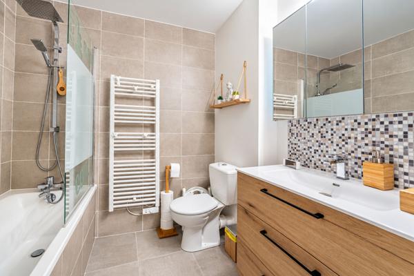 À VENDRE - CHILLY, SECTEUR MOUGNY - MAISON RÉCENTE 4 CHAMBRES AVEC PISCINE ET VUE DÉGAGÉE