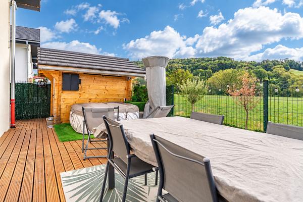 À VENDRE - CHILLY, SECTEUR MOUGNY - MAISON RÉCENTE 4 CHAMBRES AVEC PISCINE ET VUE DÉGAGÉE