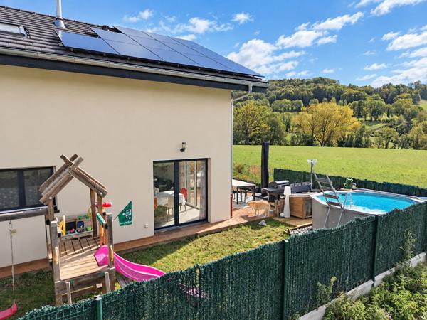 À VENDRE - CHILLY, SECTEUR MOUGNY - MAISON RÉCENTE 4 CHAMBRES AVEC PISCINE ET VUE DÉGAGÉE
