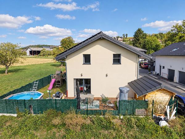 À VENDRE - CHILLY, SECTEUR MOUGNY - MAISON RÉCENTE 4 CHAMBRES AVEC PISCINE ET VUE DÉGAGÉE