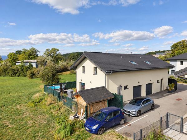 À VENDRE - CHILLY, SECTEUR MOUGNY - MAISON RÉCENTE 4 CHAMBRES AVEC PISCINE ET VUE DÉGAGÉE