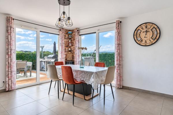 À VENDRE - CHILLY, SECTEUR MOUGNY - MAISON RÉCENTE 4 CHAMBRES AVEC PISCINE ET VUE DÉGAGÉE