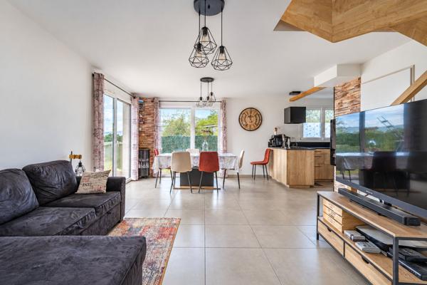 À VENDRE - CHILLY, SECTEUR MOUGNY - MAISON RÉCENTE 4 CHAMBRES AVEC PISCINE ET VUE DÉGAGÉE