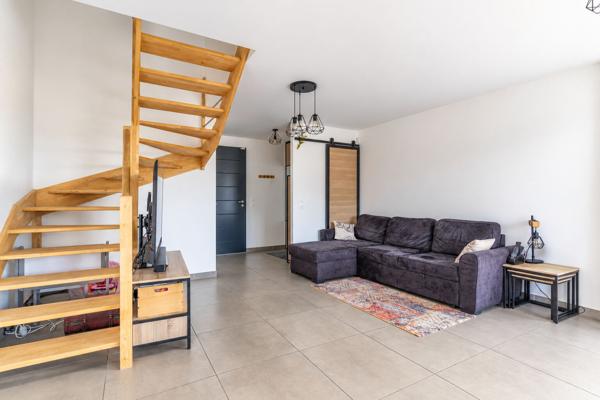 À VENDRE - CHILLY, SECTEUR MOUGNY - MAISON RÉCENTE 4 CHAMBRES AVEC PISCINE ET VUE DÉGAGÉE