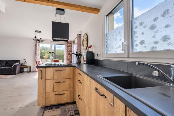 À VENDRE - CHILLY, SECTEUR MOUGNY - MAISON RÉCENTE 4 CHAMBRES AVEC PISCINE ET VUE DÉGAGÉE