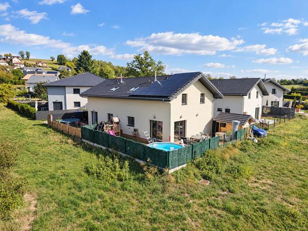 À VENDRE - CHILLY, SECTEUR MOUGNY - MAISON RÉCENTE 4 CHAMBRES AVEC PISCINE ET VUE DÉGAGÉE
