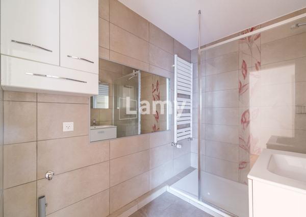 Appartement 3 pièces en rez-de-chaussée avec terrasse et garage