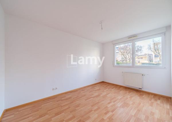 Appartement 3 pièces en rez-de-chaussée avec terrasse et garage