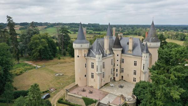 Monumental château ISMH à vendre dans le Berry