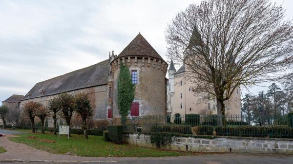 Monumental château ISMH à vendre dans le Berry