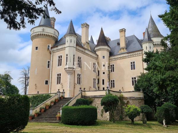 Monumental château ISMH à vendre dans le Berry