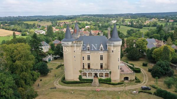 Monumental château ISMH à vendre dans le Berry