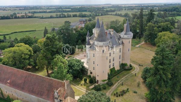 Monumental château ISMH à vendre dans le Berry