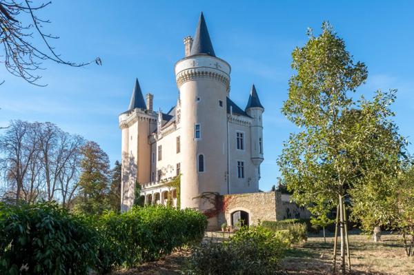 Monumental château ISMH à vendre dans le Berry
