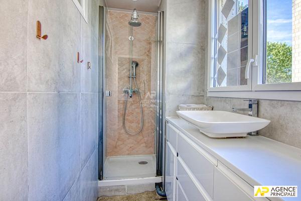 Versailles Rive-Droite Appartement 5 pièces 138.32 m² au sol situé au 1er étage avec ascenseur, balcon de 14 m² cave et parking €970 000 ** - Référence 27450