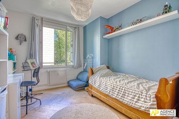 Versailles Rive-Droite Appartement 5 pièces 138.32 m² au sol situé au 1er étage avec ascenseur, balcon de 14 m² cave et parking €970 000 ** - Référence 27450