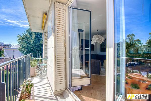 Versailles Rive-Droite Appartement 5 pièces 138.32 m² au sol situé au 1er étage avec ascenseur, balcon de 14 m² cave et parking €970 000 ** - Référence 27450