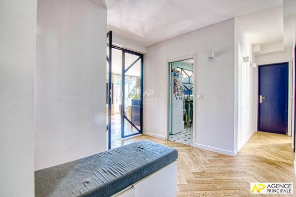 Versailles Rive-Droite Appartement 5 pièces 138.32 m² au sol situé au 1er étage avec ascenseur, balcon de 14 m² cave et parking €970 000 ** - Référence 27450