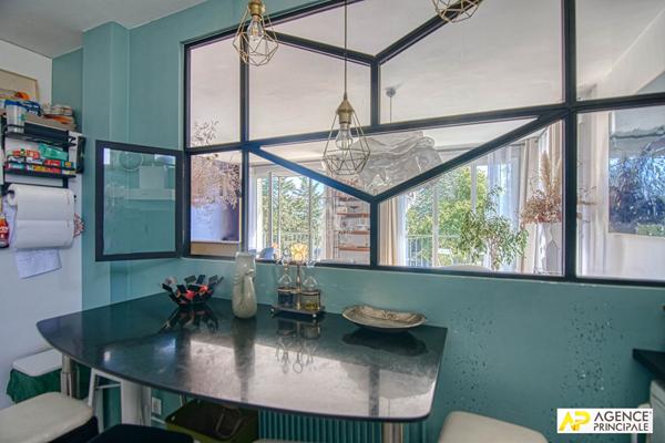 Versailles Rive-Droite Appartement 5 pièces 138.32 m² au sol situé au 1er étage avec ascenseur, balcon de 14 m² cave et parking €970 000 ** - Référence 27450