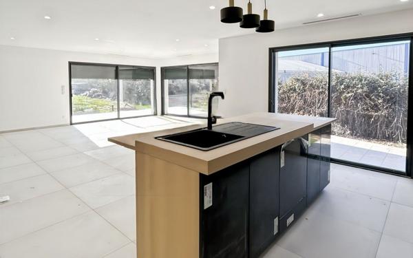 Maison à louer    4 pièces •  Saint-Donat-sur-l'Herbasse