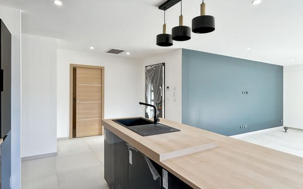 Maison à louer    4 pièces •  Saint-Donat-sur-l'Herbasse