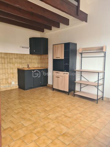 Situé au 1er étage d’une petite résidence très calme, cet appartement d’une superficie de 55.38m² au sol – 39.38m² loi carrez, offre une pièce de vie avec coin cuisine, une chambre de 12.37m², ainsi qu’une salle de bain avec baignoire et WC.
Une mezzanine complète le bien, offrant 16m² au sol (4.27 m² Loi Carrez), pouvant être aménagée en chambre ou en salon selon vos besoins.
Vous profitez également d’un espace vert privé au sein de la résidence.

Idéal pour un bien personnel ou parfait pour un investissement locatif, cet appartement bénéficie d’un bel emplacement, à proximité des écoles, du collège, des commerces et du gymnase.
Le RER C est accessible à environ 10 minutes à pied, avec un accès rapide à la N20 sans nuisances.