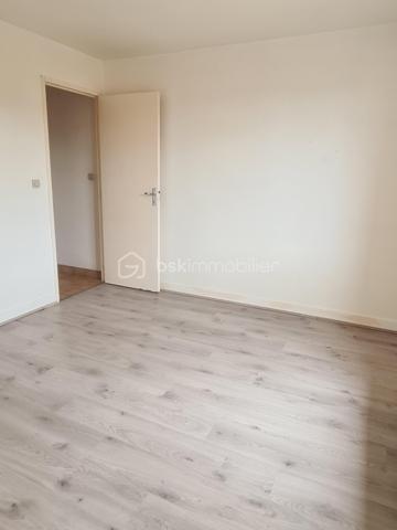 Situé au 1er étage d’une petite résidence très calme, cet appartement d’une superficie de 55.38m² au sol – 39.38m² loi carrez, offre une pièce de vie avec coin cuisine, une chambre de 12.37m², ainsi qu’une salle de bain avec baignoire et WC.
Une mezzanine complète le bien, offrant 16m² au sol (4.27 m² Loi Carrez), pouvant être aménagée en chambre ou en salon selon vos besoins.
Vous profitez également d’un espace vert privé au sein de la résidence.

Idéal pour un bien personnel ou parfait pour un investissement locatif, cet appartement bénéficie d’un bel emplacement, à proximité des écoles, du collège, des commerces et du gymnase.
Le RER C est accessible à environ 10 minutes à pied, avec un accès rapide à la N20 sans nuisances.