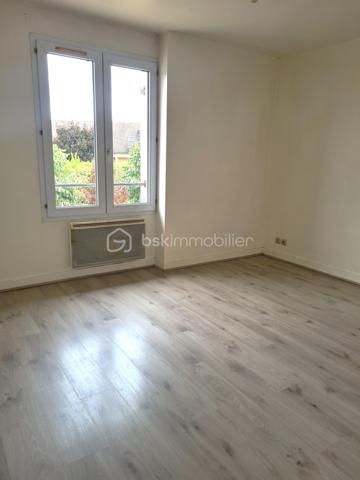 Situé au 1er étage d’une petite résidence très calme, cet appartement d’une superficie de 55.38m² au sol – 39.38m² loi carrez, offre une pièce de vie avec coin cuisine, une chambre de 12.37m², ainsi qu’une salle de bain avec baignoire et WC.
Une mezzanine complète le bien, offrant 16m² au sol (4.27 m² Loi Carrez), pouvant être aménagée en chambre ou en salon selon vos besoins.
Vous profitez également d’un espace vert privé au sein de la résidence.

Idéal pour un bien personnel ou parfait pour un investissement locatif, cet appartement bénéficie d’un bel emplacement, à proximité des écoles, du collège, des commerces et du gymnase.
Le RER C est accessible à environ 10 minutes à pied, avec un accès rapide à la N20 sans nuisances.