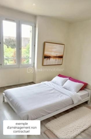 Situé au 1er étage d’une petite résidence très calme, cet appartement d’une superficie de 55.38m² au sol – 39.38m² loi carrez, offre une pièce de vie avec coin cuisine, une chambre de 12.37m², ainsi qu’une salle de bain avec baignoire et WC.
Une mezzanine complète le bien, offrant 16m² au sol (4.27 m² Loi Carrez), pouvant être aménagée en chambre ou en salon selon vos besoins.
Vous profitez également d’un espace vert privé au sein de la résidence.

Idéal pour un bien personnel ou parfait pour un investissement locatif, cet appartement bénéficie d’un bel emplacement, à proximité des écoles, du collège, des commerces et du gymnase.
Le RER C est accessible à environ 10 minutes à pied, avec un accès rapide à la N20 sans nuisances.