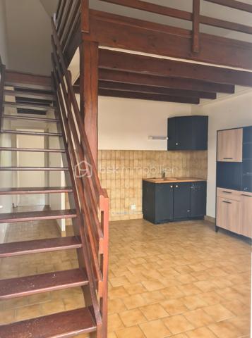 Situé au 1er étage d’une petite résidence très calme, cet appartement d’une superficie de 55.38m² au sol – 39.38m² loi carrez, offre une pièce de vie avec coin cuisine, une chambre de 12.37m², ainsi qu’une salle de bain avec baignoire et WC.
Une mezzanine complète le bien, offrant 16m² au sol (4.27 m² Loi Carrez), pouvant être aménagée en chambre ou en salon selon vos besoins.
Vous profitez également d’un espace vert privé au sein de la résidence.

Idéal pour un bien personnel ou parfait pour un investissement locatif, cet appartement bénéficie d’un bel emplacement, à proximité des écoles, du collège, des commerces et du gymnase.
Le RER C est accessible à environ 10 minutes à pied, avec un accès rapide à la N20 sans nuisances.