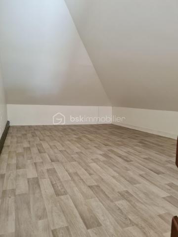 Situé au 1er étage d’une petite résidence très calme, cet appartement d’une superficie de 55.38m² au sol – 39.38m² loi carrez, offre une pièce de vie avec coin cuisine, une chambre de 12.37m², ainsi qu’une salle de bain avec baignoire et WC.
Une mezzanine complète le bien, offrant 16m² au sol (4.27 m² Loi Carrez), pouvant être aménagée en chambre ou en salon selon vos besoins.
Vous profitez également d’un espace vert privé au sein de la résidence.

Idéal pour un bien personnel ou parfait pour un investissement locatif, cet appartement bénéficie d’un bel emplacement, à proximité des écoles, du collège, des commerces et du gymnase.
Le RER C est accessible à environ 10 minutes à pied, avec un accès rapide à la N20 sans nuisances.