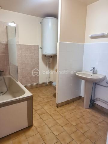 Situé au 1er étage d’une petite résidence très calme, cet appartement d’une superficie de 55.38m² au sol – 39.38m² loi carrez, offre une pièce de vie avec coin cuisine, une chambre de 12.37m², ainsi qu’une salle de bain avec baignoire et WC.
Une mezzanine complète le bien, offrant 16m² au sol (4.27 m² Loi Carrez), pouvant être aménagée en chambre ou en salon selon vos besoins.
Vous profitez également d’un espace vert privé au sein de la résidence.

Idéal pour un bien personnel ou parfait pour un investissement locatif, cet appartement bénéficie d’un bel emplacement, à proximité des écoles, du collège, des commerces et du gymnase.
Le RER C est accessible à environ 10 minutes à pied, avec un accès rapide à la N20 sans nuisances.
