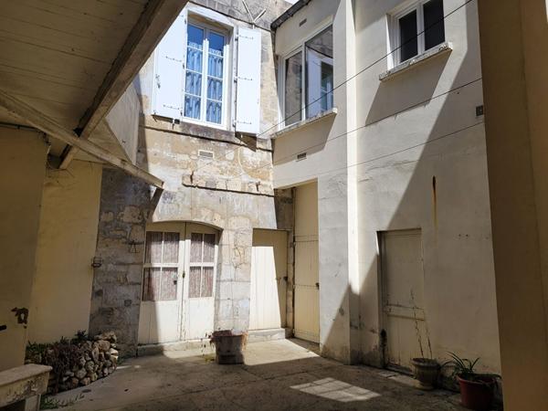 ROCHEFORT hyper centre appartement au 2ème de 57 m² de type 3 avec cave privative