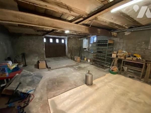 En exclusivité, maison de ville mitoyenne avec grande terrasse de 50m² environ et dépendances, datan