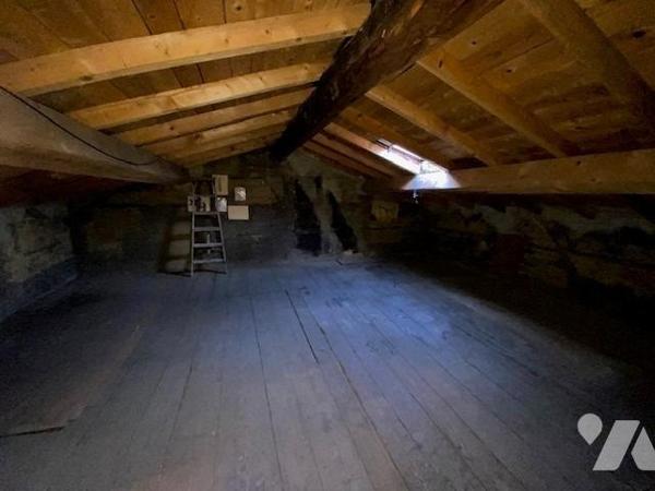 En exclusivité, maison de ville mitoyenne avec grande terrasse de 50m² environ et dépendances, datan