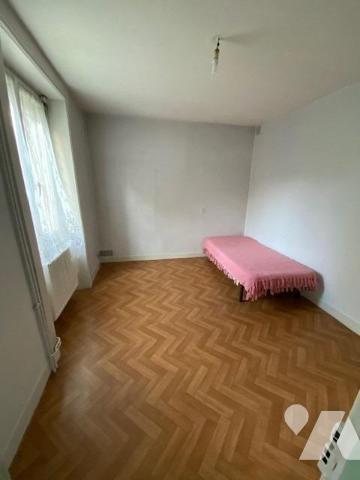 En exclusivité, maison de ville mitoyenne avec grande terrasse de 50m² environ et dépendances, datan