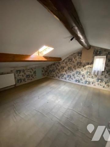 En exclusivité, maison de ville mitoyenne avec grande terrasse de 50m² environ et dépendances, datan