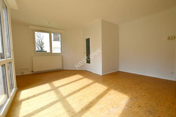 Appartement T2 Villeurbanne la Doua Croix Luizet, vendu loué,jardin, place de parking et cave, copropriété fermée.