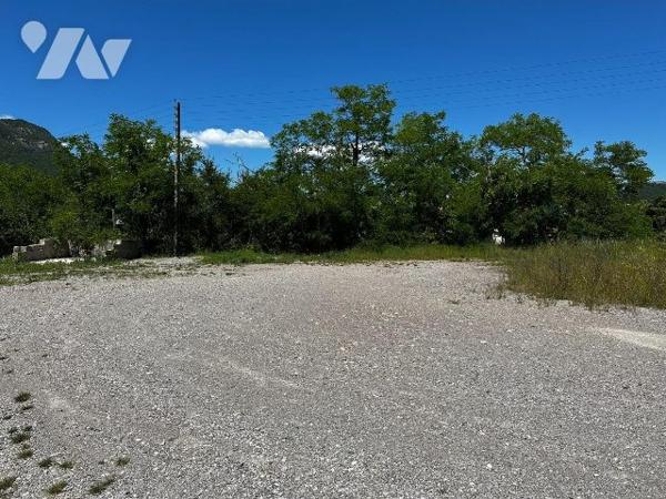 Terrain 1258m² - plat