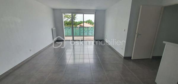 Résidence les roches brunes.
Découvrez cet appartement lumineux de 61m² situé au deuxième et dernier étage d'un immeuble récent (2010), parfait pour ceux en quête de tranquillité avec une touche urbaine. Ce bien se trouve dans un environnement accueillant, assurant un cadre de vie paisible et agréable.

Avec ses trois pièces bien agencées, (salon-séjour de 29m2) cet appartement offre une belle terrasse de 7m2 pour vos moments de détente. Profitez de son emplacement avec parking privé et sécurisé. 

Informations complémentaires :
- accès PMR
- ascenseur
- double vitrage et volets roulants
- interphone