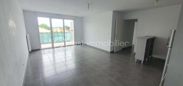 Résidence les roches brunes.
Découvrez cet appartement lumineux de 61m² situé au deuxième et dernier étage d'un immeuble récent (2010), parfait pour ceux en quête de tranquillité avec une touche urbaine. Ce bien se trouve dans un environnement accueillant, assurant un cadre de vie paisible et agréable.

Avec ses trois pièces bien agencées, (salon-séjour de 29m2) cet appartement offre une belle terrasse de 7m2 pour vos moments de détente. Profitez de son emplacement avec parking privé et sécurisé. 

Informations complémentaires :
- accès PMR
- ascenseur
- double vitrage et volets roulants
- interphone