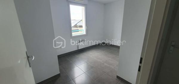 Résidence les roches brunes.
Découvrez cet appartement lumineux de 61m² situé au deuxième et dernier étage d'un immeuble récent (2010), parfait pour ceux en quête de tranquillité avec une touche urbaine. Ce bien se trouve dans un environnement accueillant, assurant un cadre de vie paisible et agréable.

Avec ses trois pièces bien agencées, (salon-séjour de 29m2) cet appartement offre une belle terrasse de 7m2 pour vos moments de détente. Profitez de son emplacement avec parking privé et sécurisé. 

Informations complémentaires :
- accès PMR
- ascenseur
- double vitrage et volets roulants
- interphone