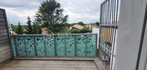 Résidence les roches brunes.
Découvrez cet appartement lumineux de 61m² situé au deuxième et dernier étage d'un immeuble récent (2010), parfait pour ceux en quête de tranquillité avec une touche urbaine. Ce bien se trouve dans un environnement accueillant, assurant un cadre de vie paisible et agréable.

Avec ses trois pièces bien agencées, (salon-séjour de 29m2) cet appartement offre une belle terrasse de 7m2 pour vos moments de détente. Profitez de son emplacement avec parking privé et sécurisé. 

Informations complémentaires :
- accès PMR
- ascenseur
- double vitrage et volets roulants
- interphone
