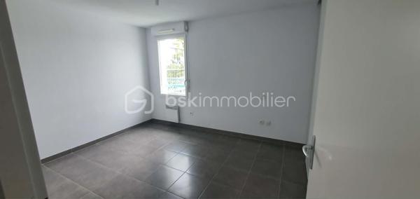 Résidence les roches brunes.
Découvrez cet appartement lumineux de 61m² situé au deuxième et dernier étage d'un immeuble récent (2010), parfait pour ceux en quête de tranquillité avec une touche urbaine. Ce bien se trouve dans un environnement accueillant, assurant un cadre de vie paisible et agréable.

Avec ses trois pièces bien agencées, (salon-séjour de 29m2) cet appartement offre une belle terrasse de 7m2 pour vos moments de détente. Profitez de son emplacement avec parking privé et sécurisé. 

Informations complémentaires :
- accès PMR
- ascenseur
- double vitrage et volets roulants
- interphone