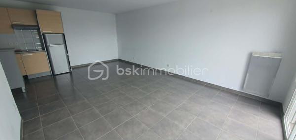 Résidence les roches brunes.
Découvrez cet appartement lumineux de 61m² situé au deuxième et dernier étage d'un immeuble récent (2010), parfait pour ceux en quête de tranquillité avec une touche urbaine. Ce bien se trouve dans un environnement accueillant, assurant un cadre de vie paisible et agréable.

Avec ses trois pièces bien agencées, (salon-séjour de 29m2) cet appartement offre une belle terrasse de 7m2 pour vos moments de détente. Profitez de son emplacement avec parking privé et sécurisé. 

Informations complémentaires :
- accès PMR
- ascenseur
- double vitrage et volets roulants
- interphone